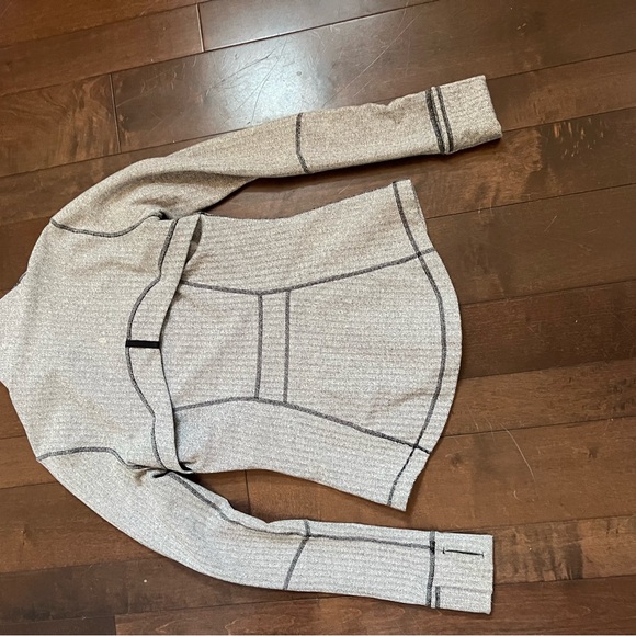 Lululemon women’s jacket sz 8 - Picture 2 of 2